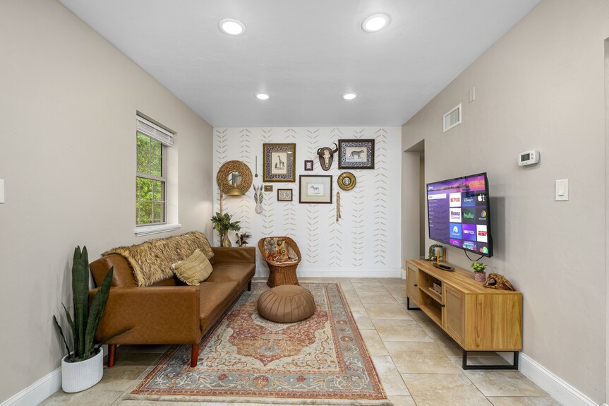 Funky Mini Golf Home Filled With Amenities - Gainesville, FL
