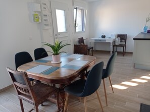 Dining - Small renovated house close to the sea. Ideal for family vacations (Lézardrieux)