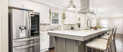 Kjøleskap, mikrobølgeovn, ovn og kokeplater