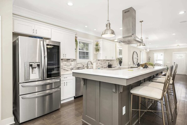 Fridge, microwave, oven, stovetop - Living Large Uptown - stylish with open great room (Charlotte)