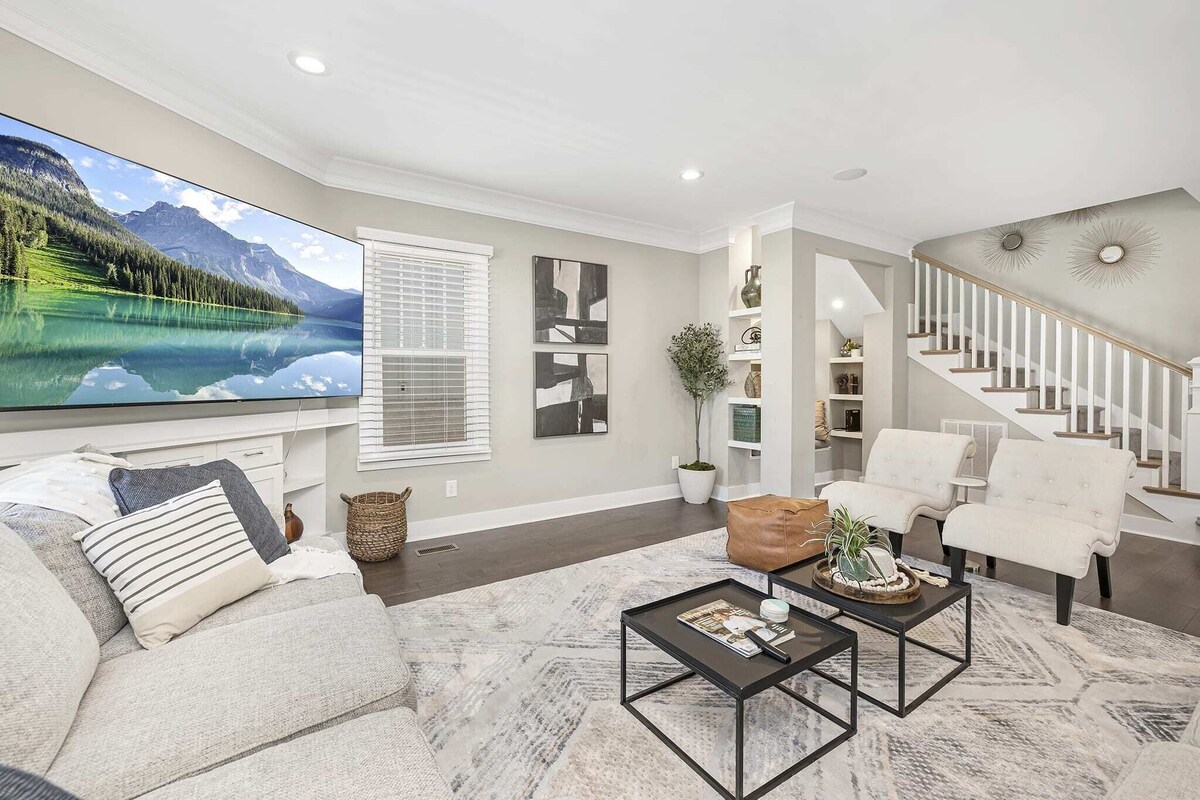 Living Large Uptown - stylish with open great room