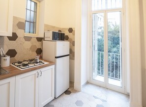 Fridge, microwave, stovetop, coffee/tea maker - Foria Garden view (Napoli)