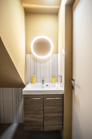 Shower, hair dryer, bidet, towels - Foria Garden view (Napoli)