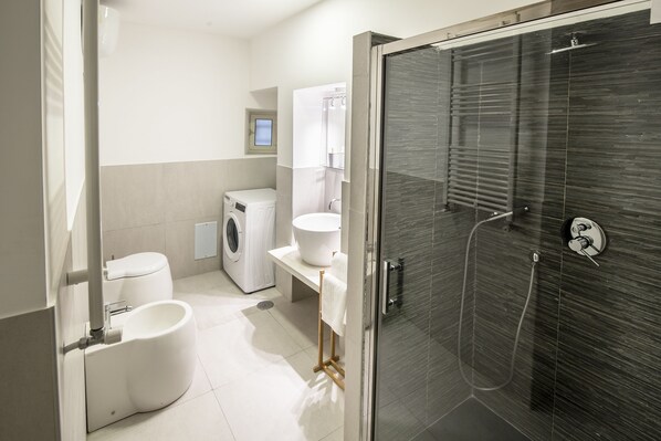 Dusche, Haartrockner, Bidet, Handtücher