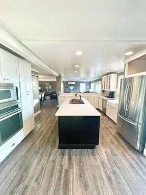 Refrigerador, microondas, horno, placa de cocina