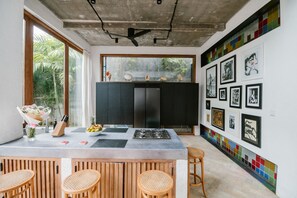 Kühlschrank, Kochgeschirr/Geschirr/Besteck, Gewürze, Esstisch