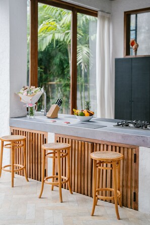 Kühlschrank, Kochgeschirr/Geschirr/Besteck, Gewürze, Esstisch