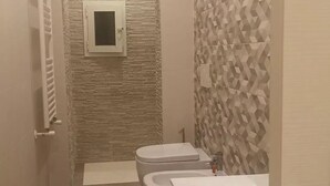 A bathroom with a shower, toilet, and sink. - Private new flat (Bari)