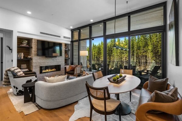 تلفزيون، مدفأة، ستيريو، مكتب