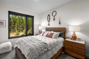 2 عدّة غرف نوم ومكواة/لوح كي وواي فاي وملاءات أسرّة