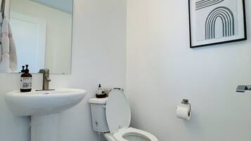 Bathtub, bidet, towels, shampoo