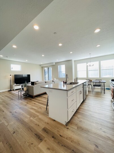 New & Elegant Modern Townhome