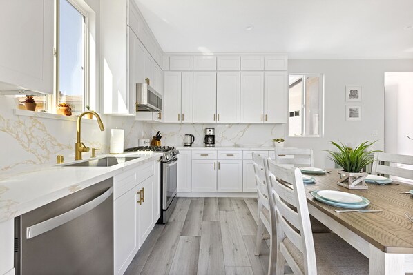 Réfrigérateur, four à micro-ondes, un four, surface de cuisson