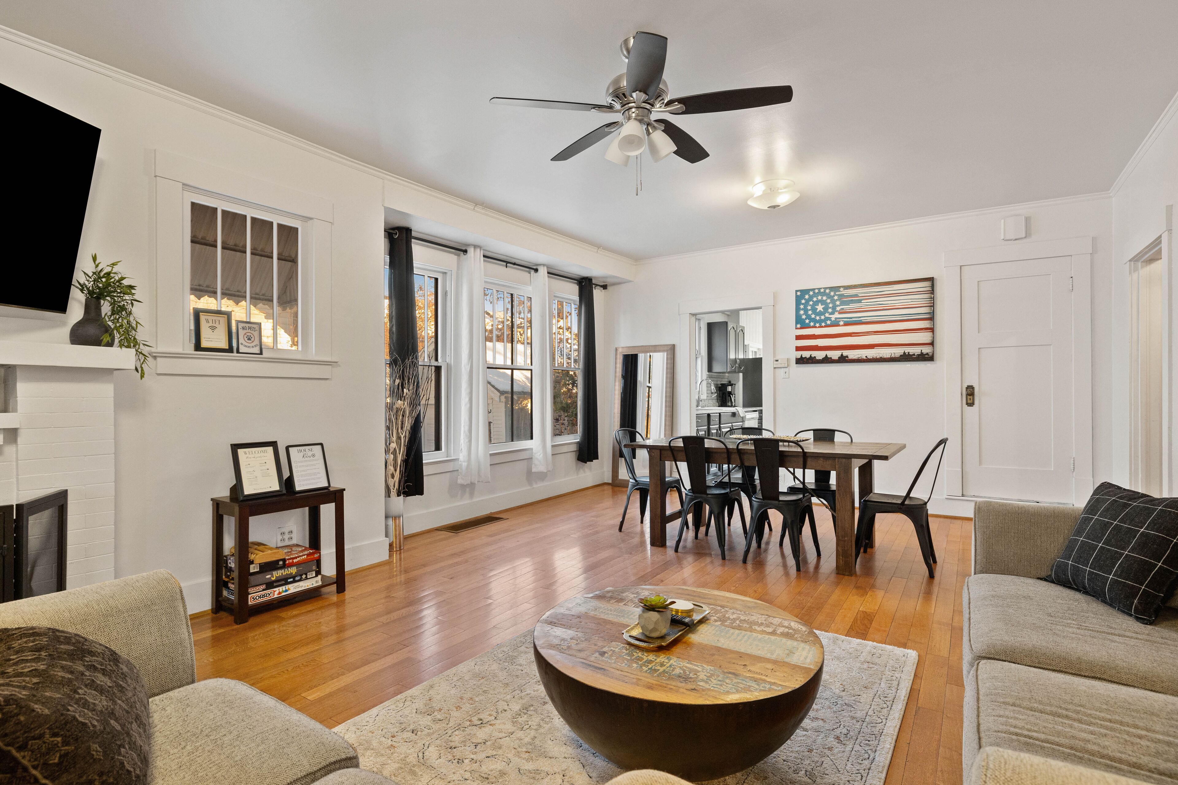 Smart-tv, een open haard en boeken