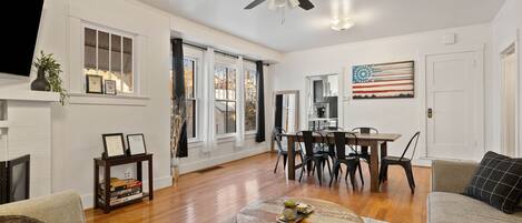 Smart-TV, peis og bøker