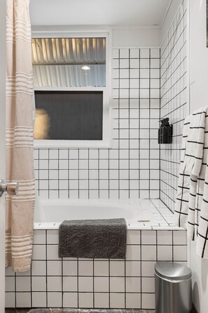 Regadera, secadora de cabello, toallas, jabón