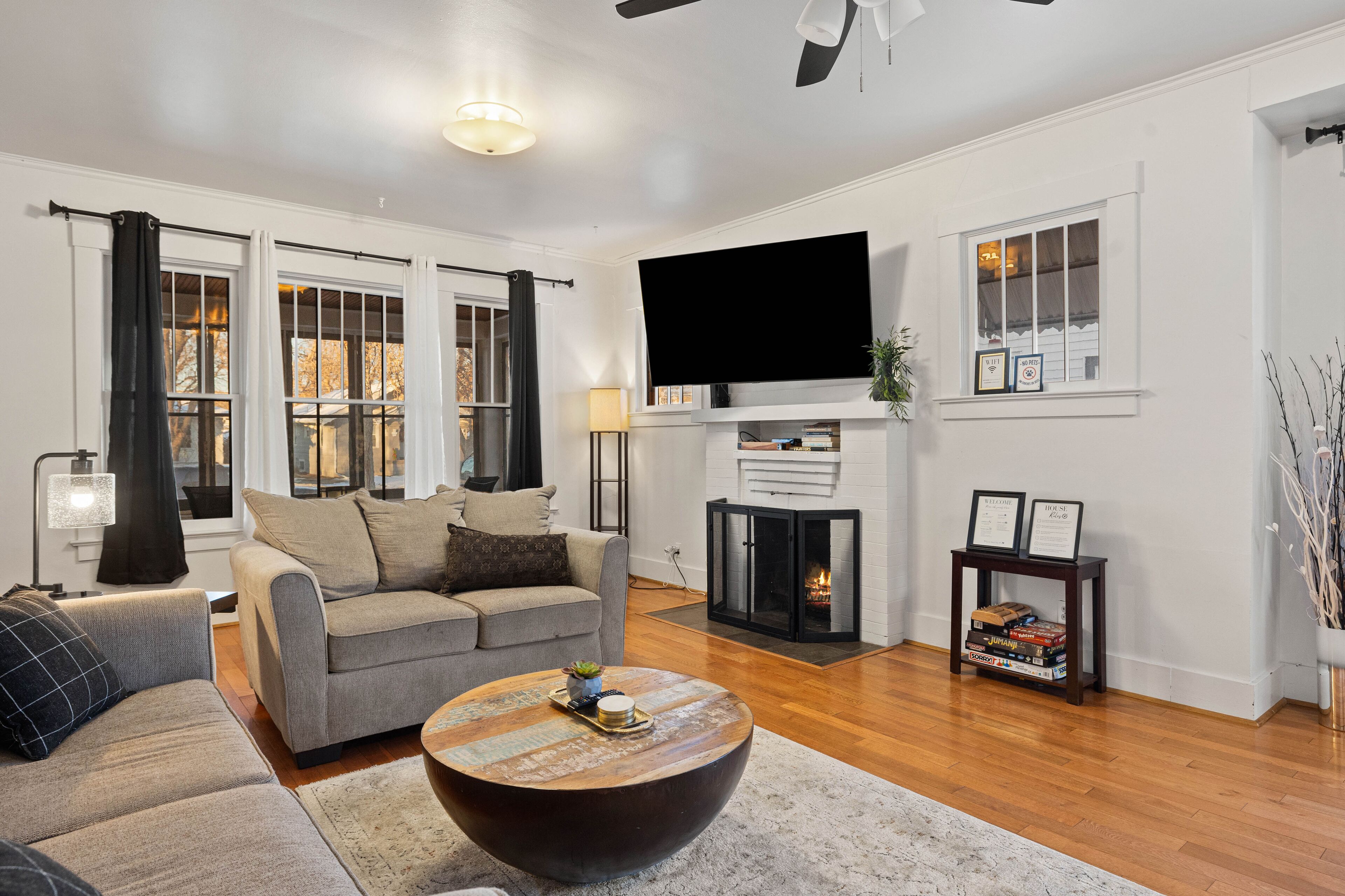 Smart TV, chimenea y libros 