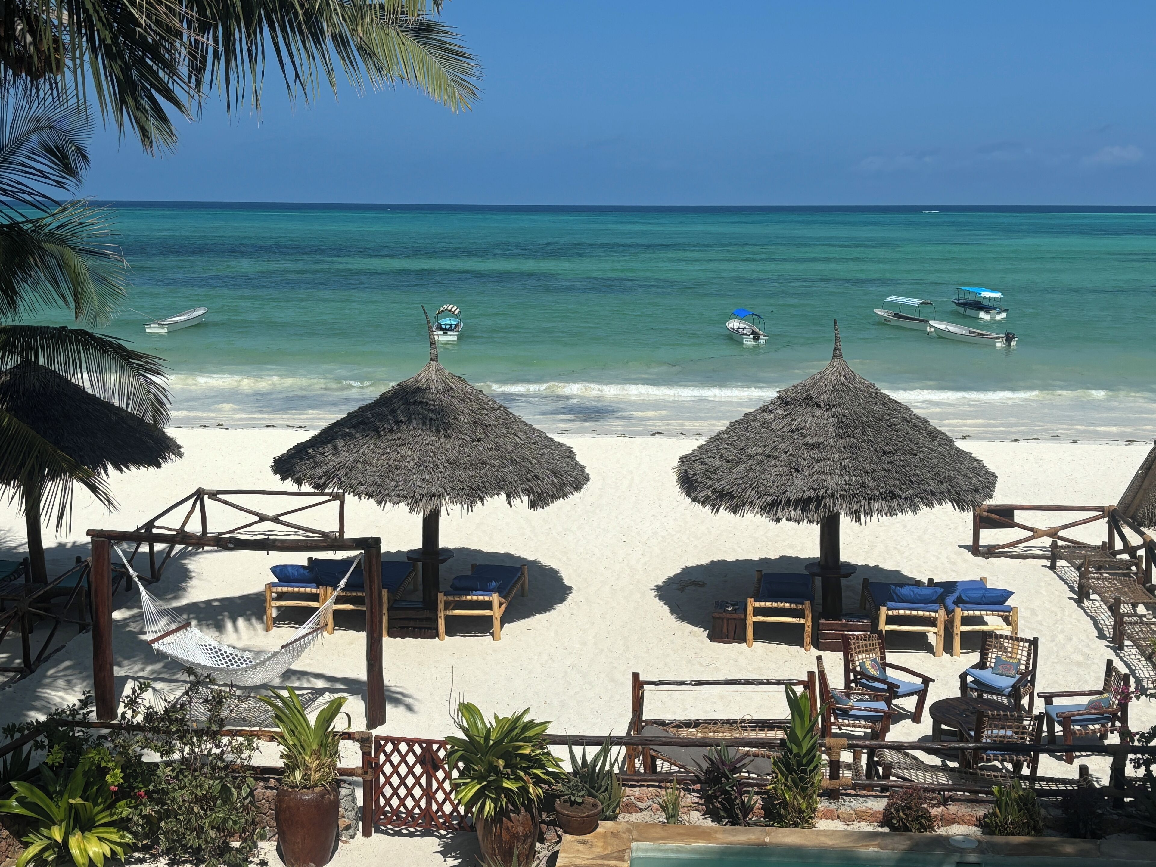 Accommodatie ligt op het strand, ligstoelen, strandlakens