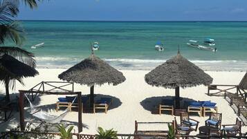 En la playa, camastros y toallas de playa