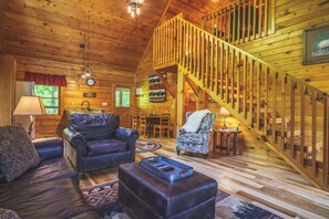 Smart TV, fireplace, video games, stereo - Feb/Mar Disc. Avail-Quiet/Private Cabin, HotTub, Pool Table/Arcade, Douglas Lake (Sevierville)