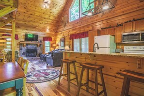 Fridge, microwave, oven, stovetop - Feb/Mar Disc. Avail-Quiet/Private Cabin, HotTub, Pool Table/Arcade, Douglas Lake (Sevierville)