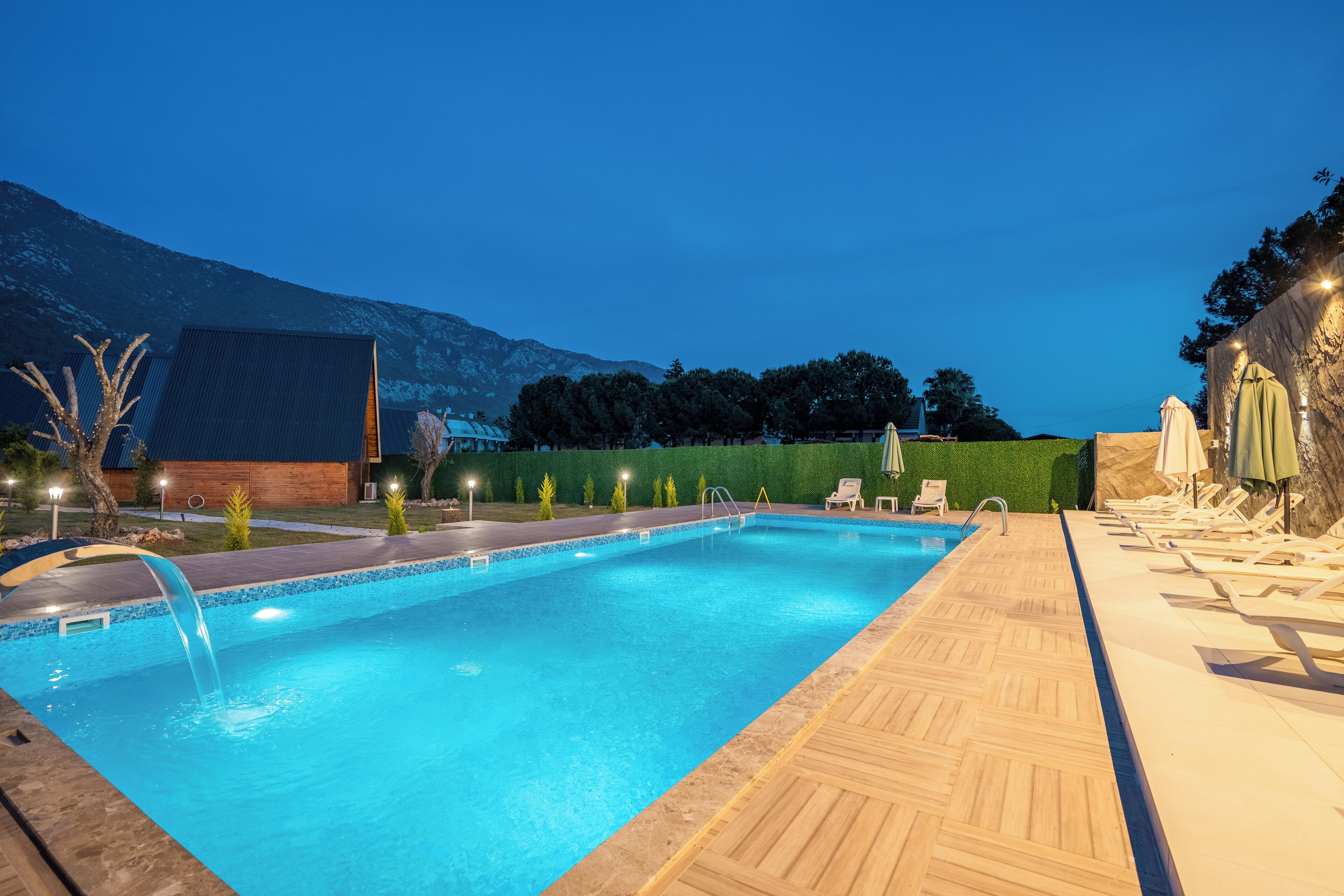 สระว่ายน้ำกลางแจ้งเปิดตามฤดูกาล