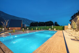 Una piscina al aire libre de temporada