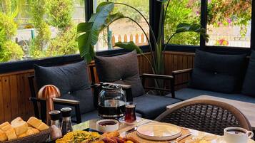 Desayuno de cocina local incluido todos los días