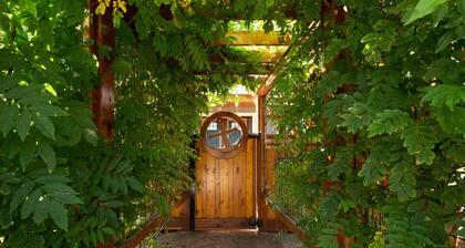 Ocean's Edge - Tropical Oceanview Oasis