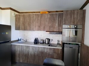 Kühlschrank, Mikrowelle, Ofen, Geschirrspüler