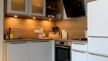 Kühlschrank, Mikrowelle, Ofen, Herdplatte