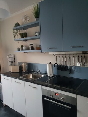 Køleskab, mikrobølgeovn, ovn, kogeplade
