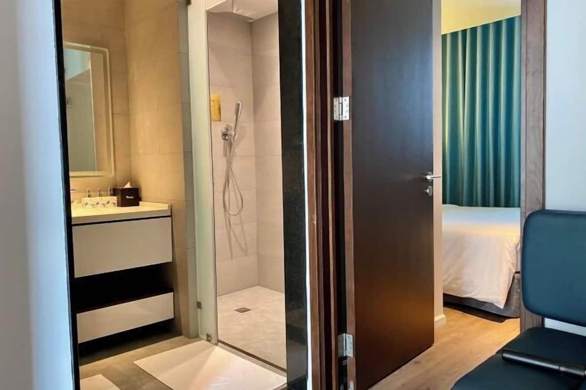 1 bedroom, minibar, desk, free WiFi