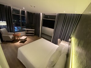 Chambre Ville, 1 très grand lit, vue ville, en angle
