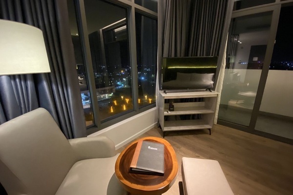 Quarto urbano, 1 cama King, vista para a cidade, no canto | Frigobar, escrivaninha, Wi-Fi de cortesia, roupa de cama