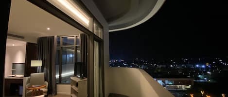 Deluxe Double Room with Corner City View | City view