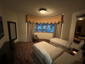 ミニバー、デスク、ベッドシーツ