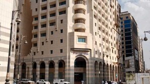 A large hotel with multiple floors and a central entrance with arches. - Sky View Hotel Madinah (Madinah)