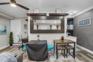 Interior - Cozy Studio Apartment , Luxury and Private Firepit (Vista)