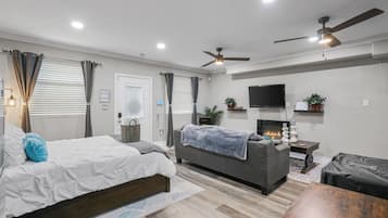 1 camera, una cassaforte in camera, una scrivania, ferro/asse da stiro