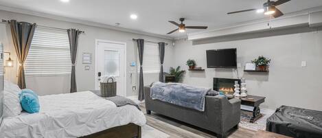 1 bedroom, in-room safe, desk, iron/ironing board