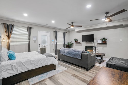 Cozy Studio Apartment , Luxury and Private Firepit