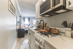 Køleskab, mikrobølgeovn, ovn, kogeplade