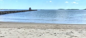 Cozy Costal Cottage ~ Prime Location ~ Just Seconds from Hills Beach!