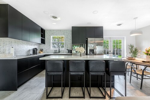 Open Layout House with Large Backyard 5 mins from beach