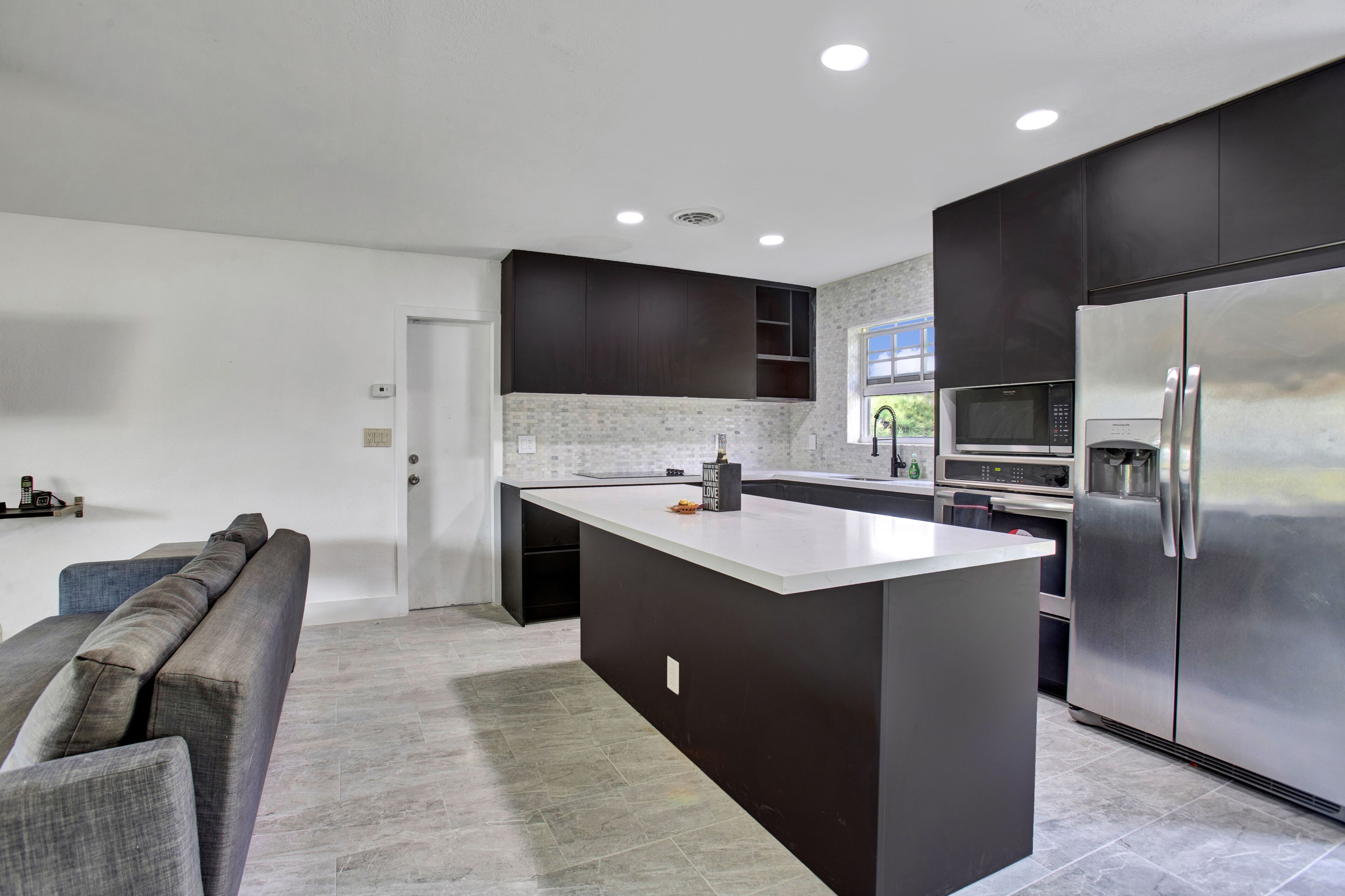 Open Layout House with Large Backyard 5 mins from beach