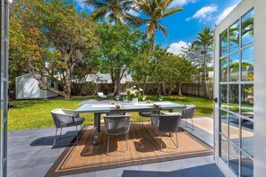 Outdoor dining - Open Layout House with Large Backyard 5 mins from beach (Hollywood)