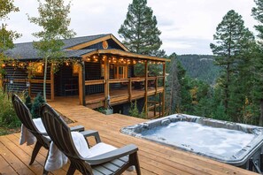 Outdoor spa tub - Open Air Cinema & Hot Tub | 1970s Log Cabin (Conifer)