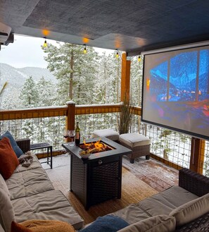 Property grounds - Open Air Cinema & Hot Tub | 1970s Log Cabin (Conifer)