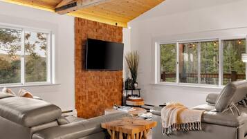 Sink into the leather recliners and let the pine ceiling do the rest. Netflix on, forest outside, nowhere to be.